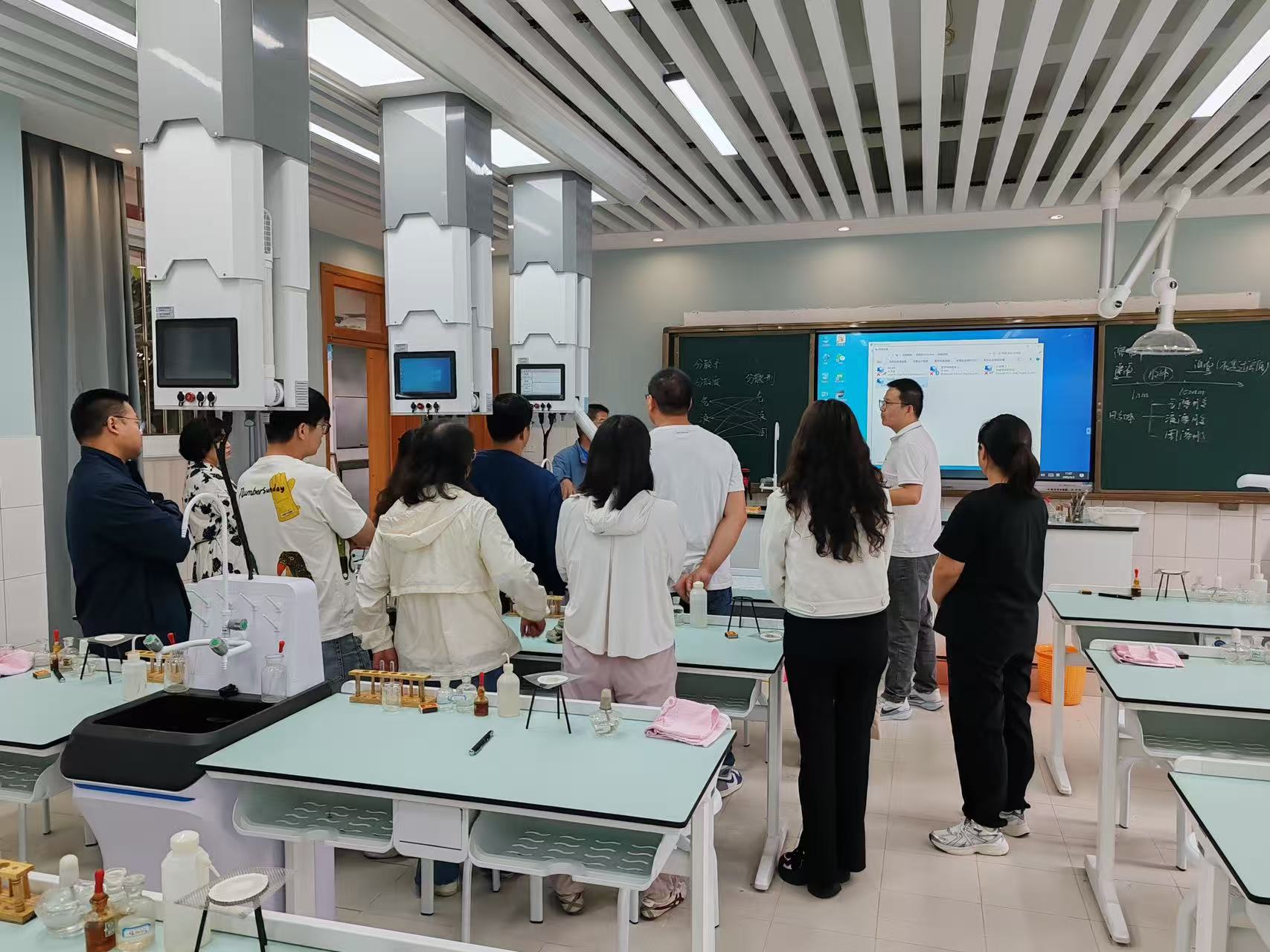 比薩教裝助力云南某校實(shí)驗(yàn)室智能化升級(jí)，開啟實(shí)驗(yàn)教學(xué)新篇章